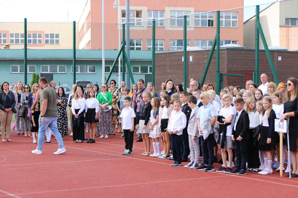 Rozpoczęcie roku szkolnego w SP 5 [01.09.2022] - zdjęcie #56 - eOstroleka.pl