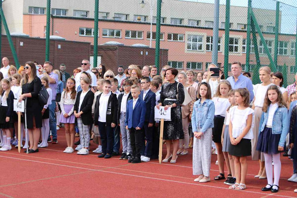 Rozpoczęcie roku szkolnego w SP 5 [01.09.2022] - zdjęcie #54 - eOstroleka.pl