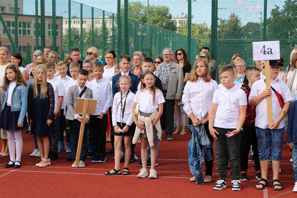 Rozpoczęcie roku szkolnego w SP 5 [01.09.2022] - zdjęcie #52 - eOstroleka.pl