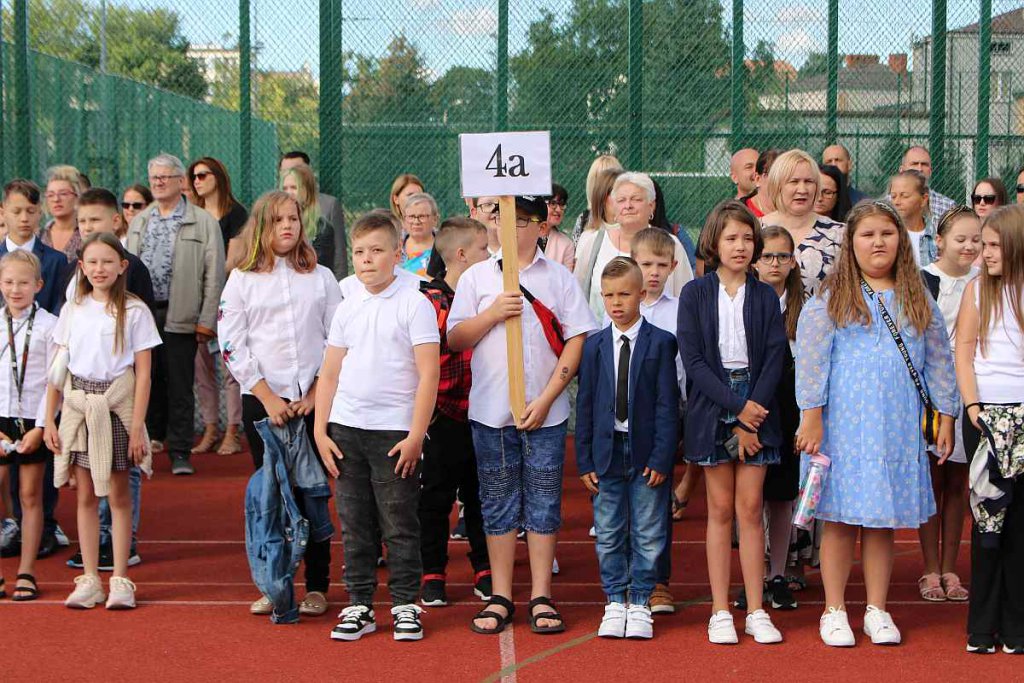 Rozpoczęcie roku szkolnego w SP 5 [01.09.2022] - zdjęcie #51 - eOstroleka.pl