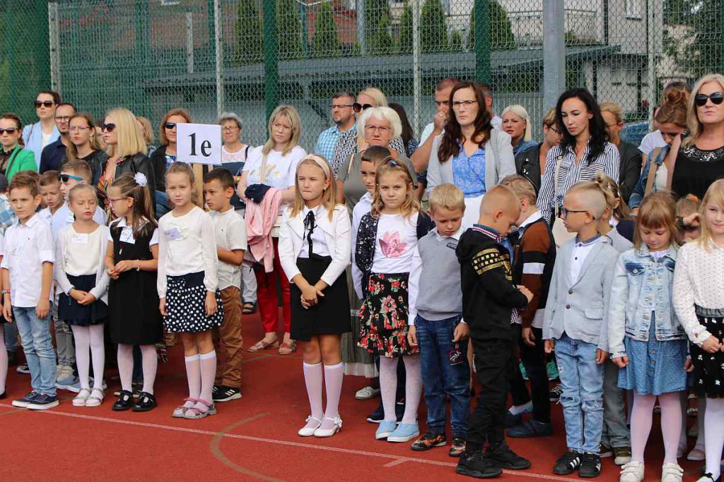 Rozpoczęcie roku szkolnego w SP 5 [01.09.2022] - zdjęcie #48 - eOstroleka.pl
