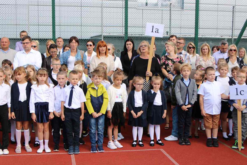 Rozpoczęcie roku szkolnego w SP 5 [01.09.2022] - zdjęcie #45 - eOstroleka.pl