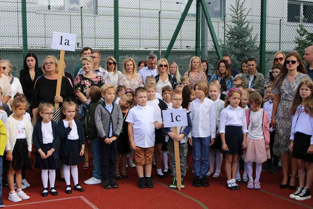 Rozpoczęcie roku szkolnego w SP 5 [01.09.2022] - zdjęcie #44 - eOstroleka.pl