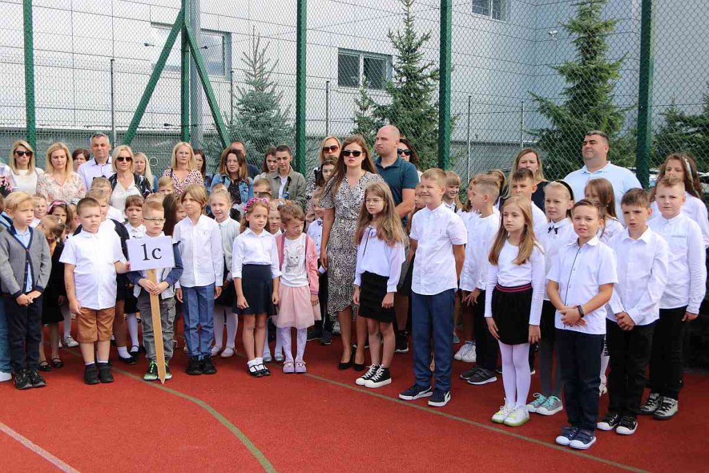 Rozpoczęcie roku szkolnego w SP 5 [01.09.2022] - zdjęcie #43 - eOstroleka.pl