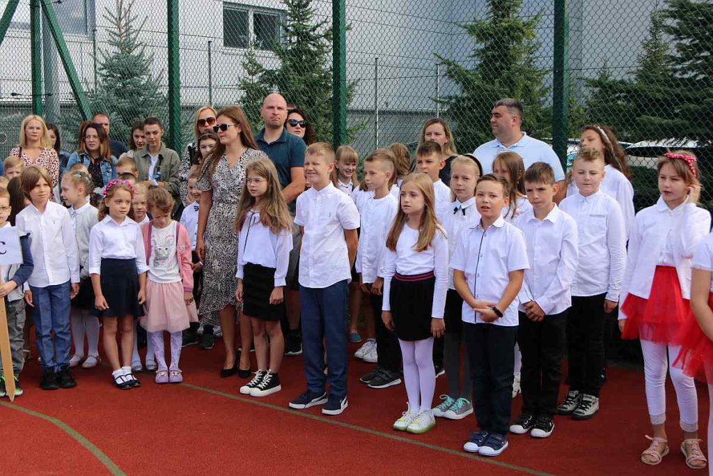 Rozpoczęcie roku szkolnego w SP 5 [01.09.2022] - zdjęcie #42 - eOstroleka.pl