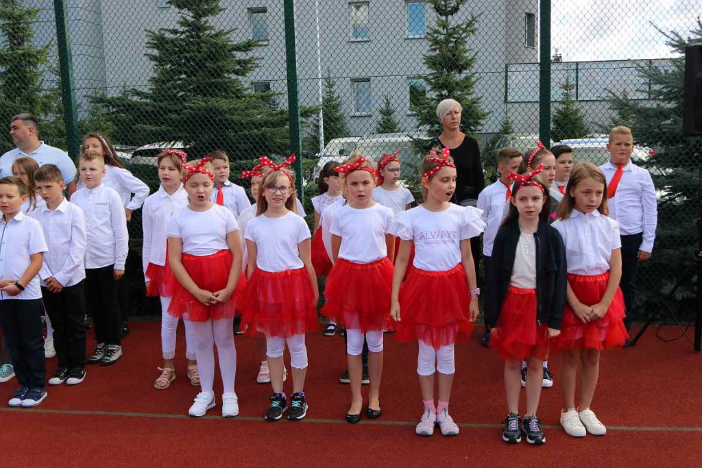Rozpoczęcie roku szkolnego w SP 5 [01.09.2022] - zdjęcie #41 - eOstroleka.pl