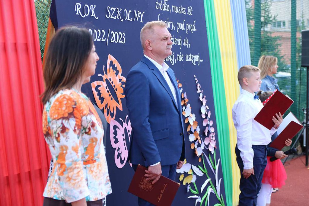 Rozpoczęcie roku szkolnego w SP 5 [01.09.2022] - zdjęcie #40 - eOstroleka.pl