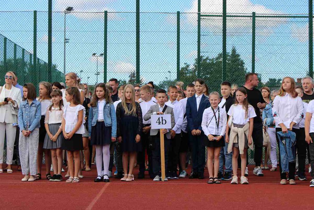 Rozpoczęcie roku szkolnego w SP 5 [01.09.2022] - zdjęcie #39 - eOstroleka.pl