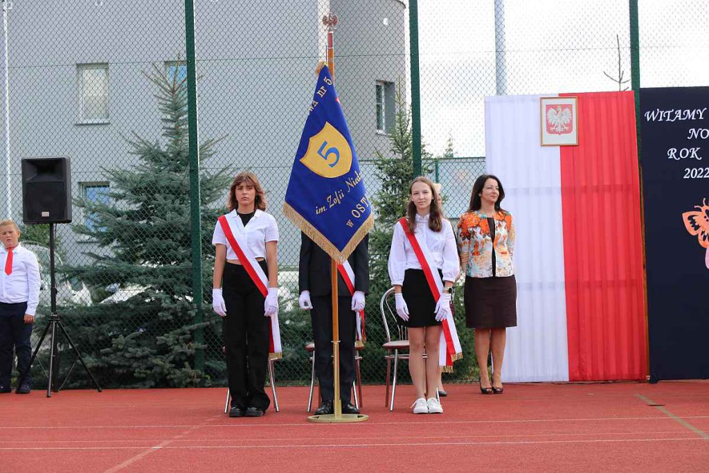 Rozpoczęcie roku szkolnego w SP 5 [01.09.2022] - zdjęcie #36 - eOstroleka.pl