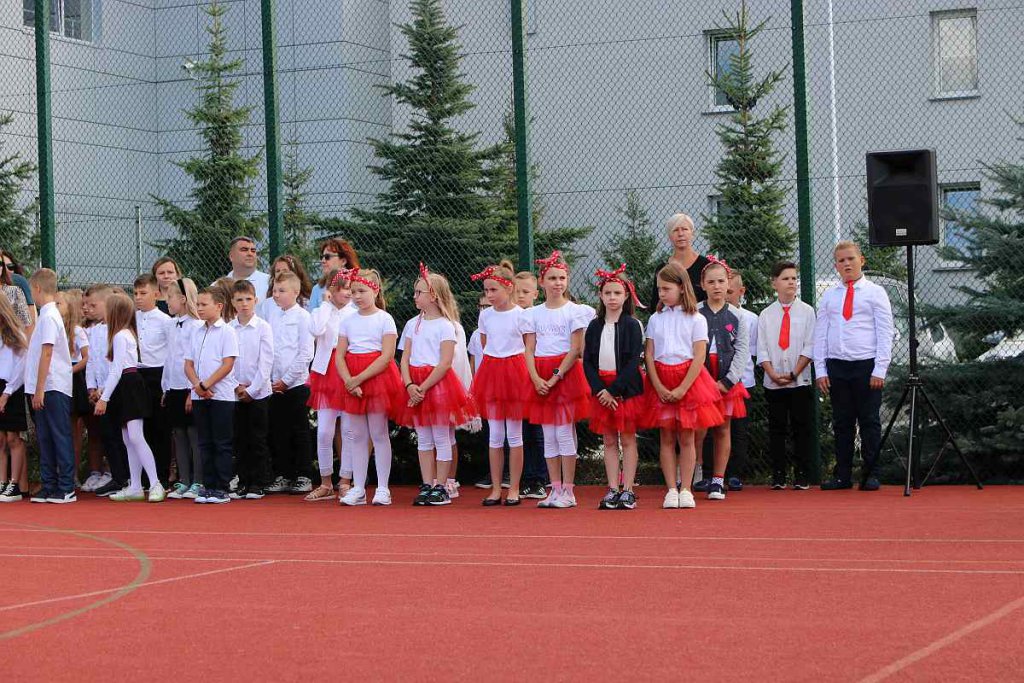Rozpoczęcie roku szkolnego w SP 5 [01.09.2022] - zdjęcie #35 - eOstroleka.pl