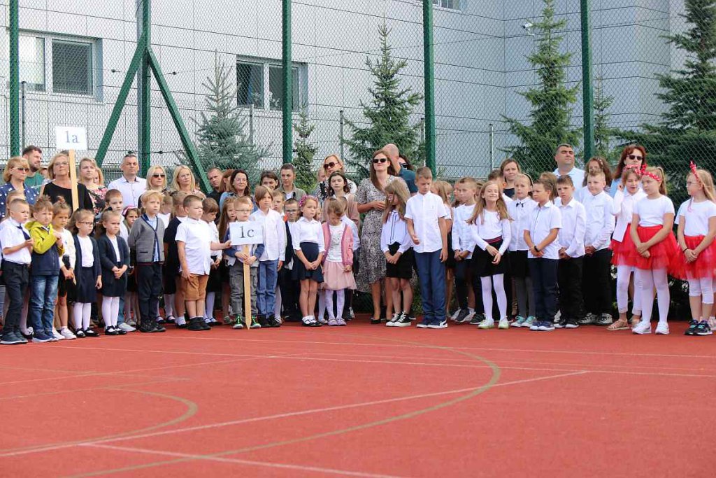 Rozpoczęcie roku szkolnego w SP 5 [01.09.2022] - zdjęcie #34 - eOstroleka.pl