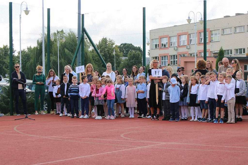 Rozpoczęcie roku szkolnego w SP 5 [01.09.2022] - zdjęcie #32 - eOstroleka.pl