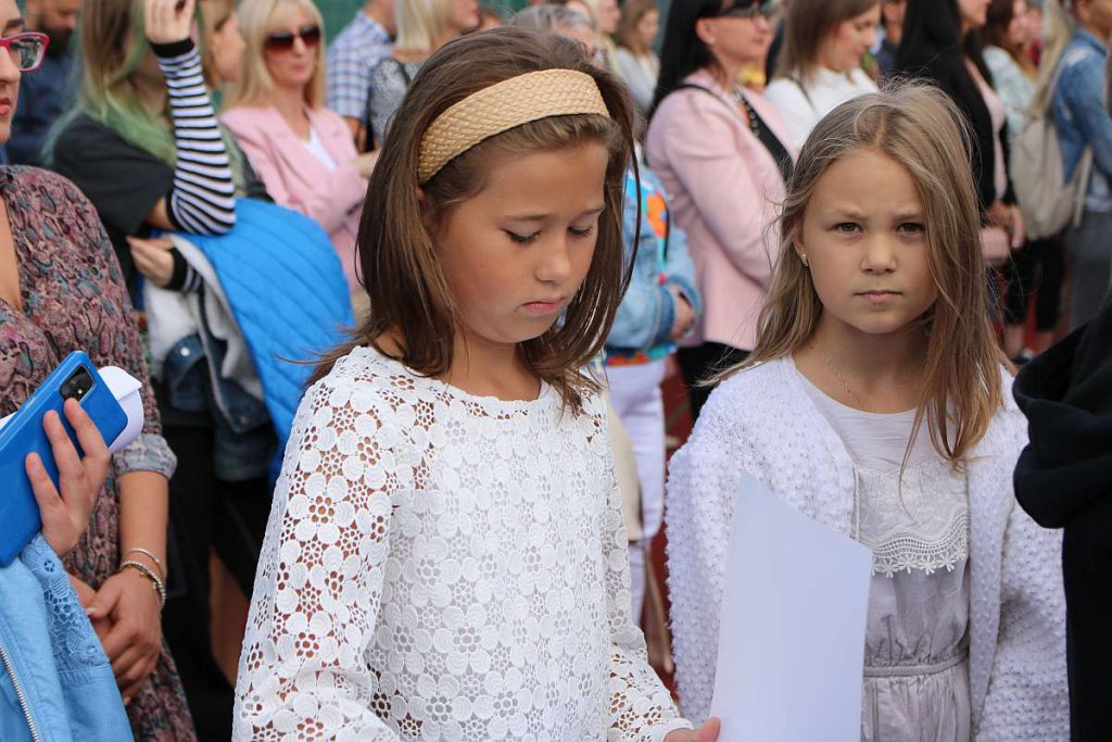Rozpoczęcie roku szkolnego w SP 5 [01.09.2022] - zdjęcie #31 - eOstroleka.pl