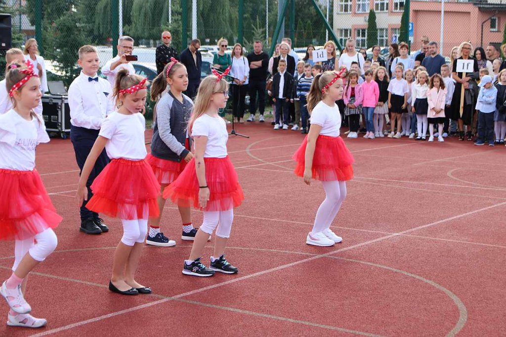 Rozpoczęcie roku szkolnego w SP 5 [01.09.2022] - zdjęcie #29 - eOstroleka.pl