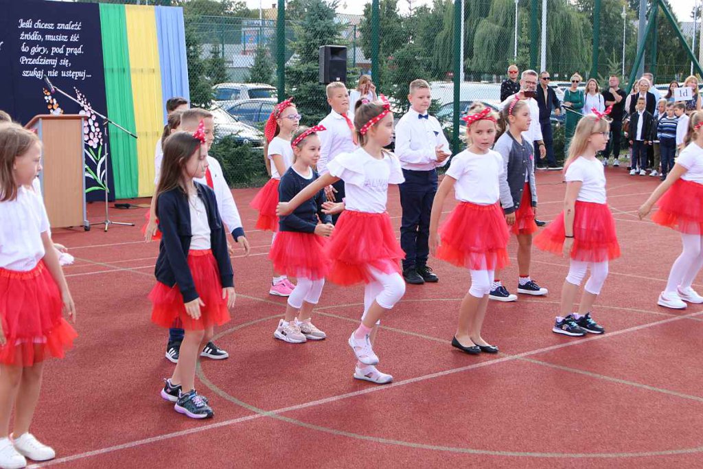 Rozpoczęcie roku szkolnego w SP 5 [01.09.2022] - zdjęcie #28 - eOstroleka.pl