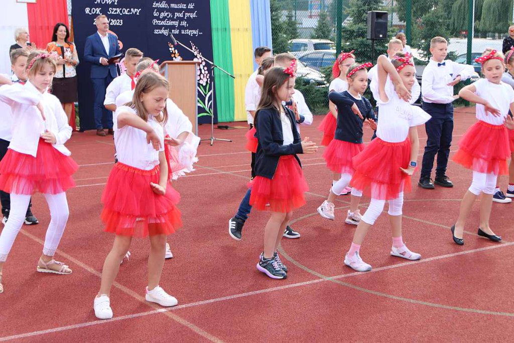 Rozpoczęcie roku szkolnego w SP 5 [01.09.2022] - zdjęcie #27 - eOstroleka.pl