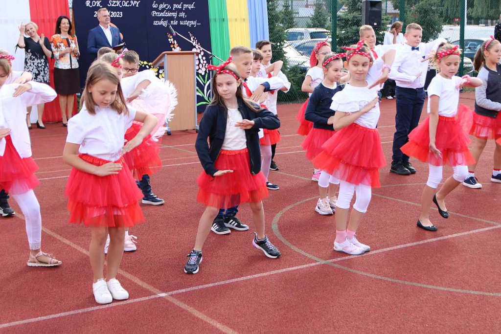 Rozpoczęcie roku szkolnego w SP 5 [01.09.2022] - zdjęcie #26 - eOstroleka.pl