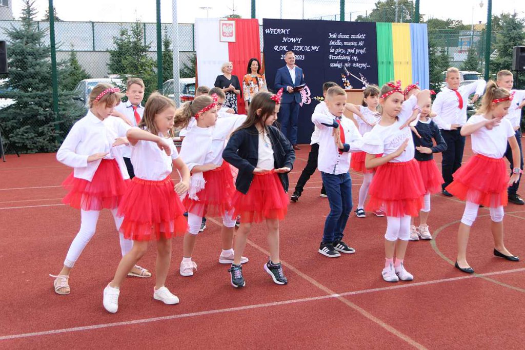 Rozpoczęcie roku szkolnego w SP 5 [01.09.2022] - zdjęcie #24 - eOstroleka.pl