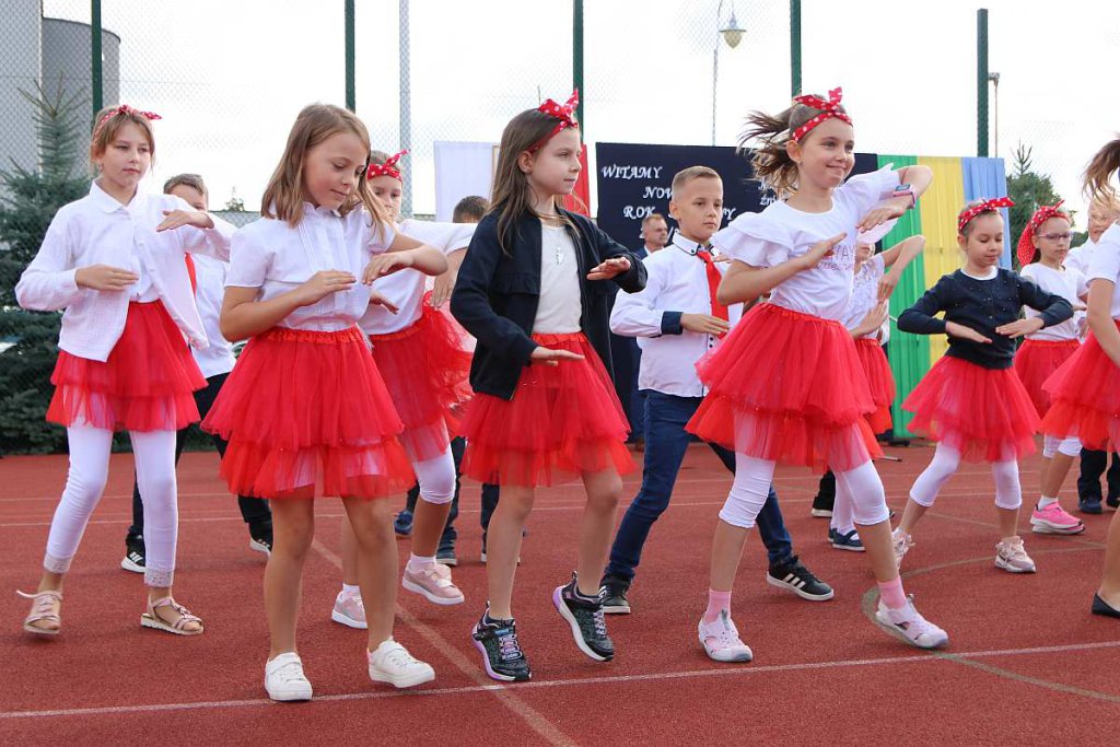 Rozpoczęcie roku szkolnego w SP 5 [01.09.2022] - zdjęcie #22 - eOstroleka.pl