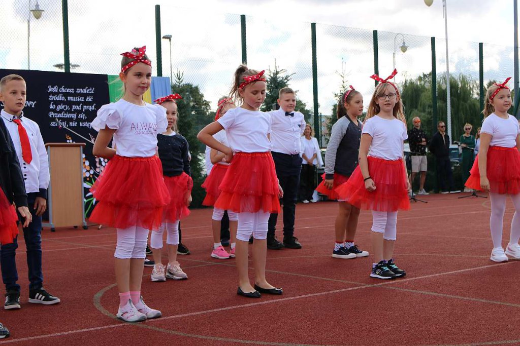 Rozpoczęcie roku szkolnego w SP 5 [01.09.2022] - zdjęcie #20 - eOstroleka.pl