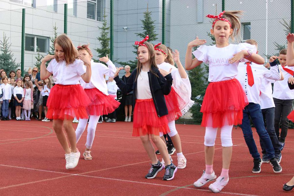 Rozpoczęcie roku szkolnego w SP 5 [01.09.2022] - zdjęcie #18 - eOstroleka.pl