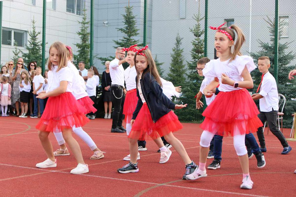 Rozpoczęcie roku szkolnego w SP 5 [01.09.2022] - zdjęcie #16 - eOstroleka.pl