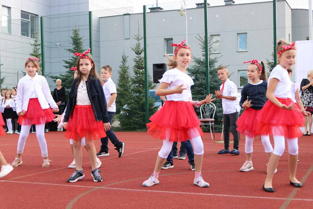 Rozpoczęcie roku szkolnego w SP 5 [01.09.2022] - zdjęcie #12 - eOstroleka.pl