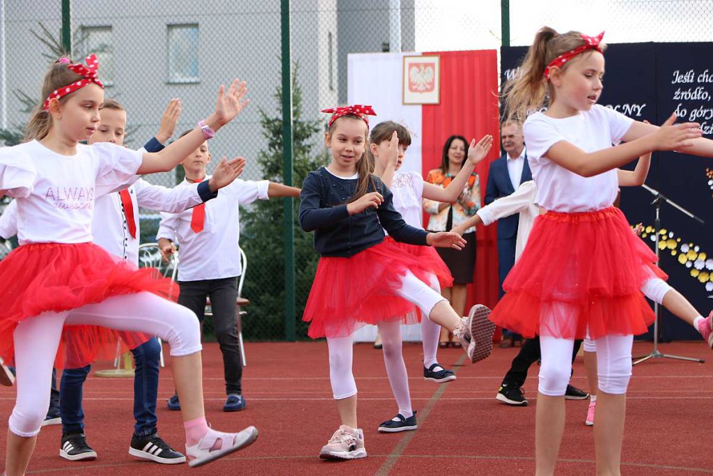Rozpoczęcie roku szkolnego w SP 5 [01.09.2022] - zdjęcie #11 - eOstroleka.pl