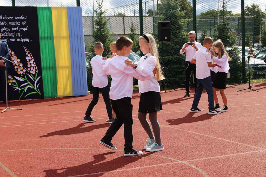 Rozpoczęcie roku szkolnego w SP 5 [01.09.2022] - zdjęcie #10 - eOstroleka.pl