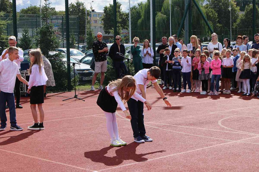 Rozpoczęcie roku szkolnego w SP 5 [01.09.2022] - zdjęcie #9 - eOstroleka.pl