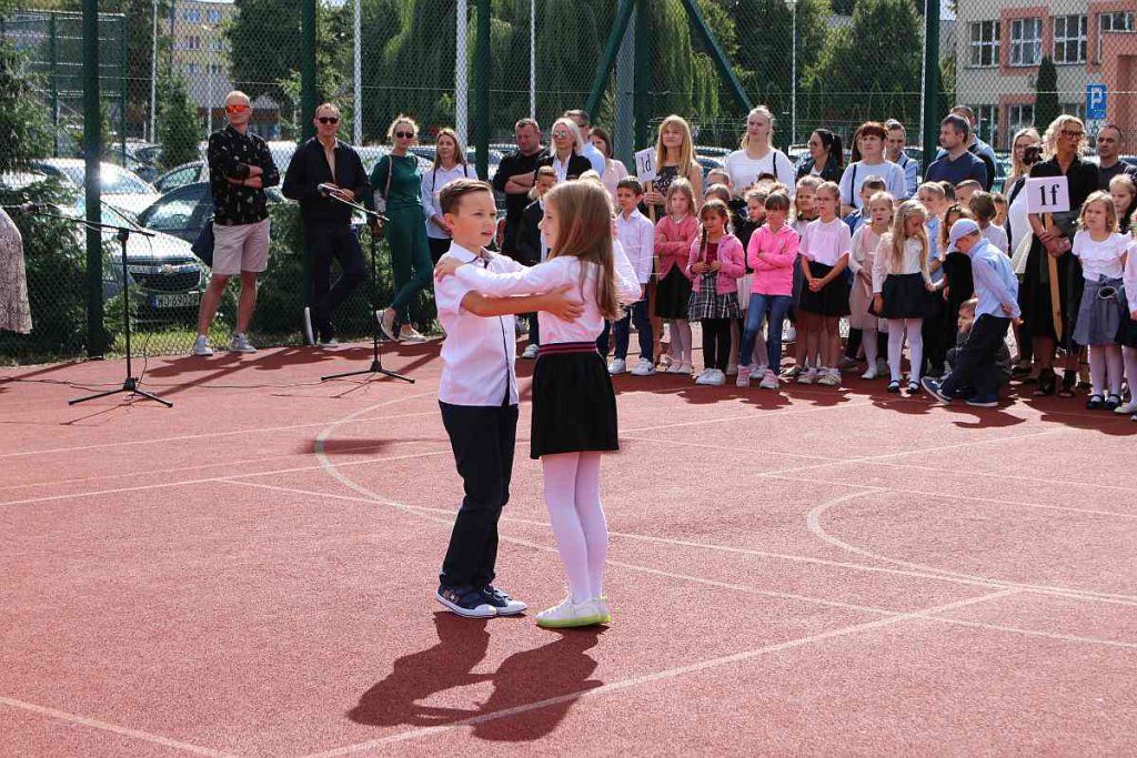 Rozpoczęcie roku szkolnego w SP 5 [01.09.2022] - zdjęcie #8 - eOstroleka.pl