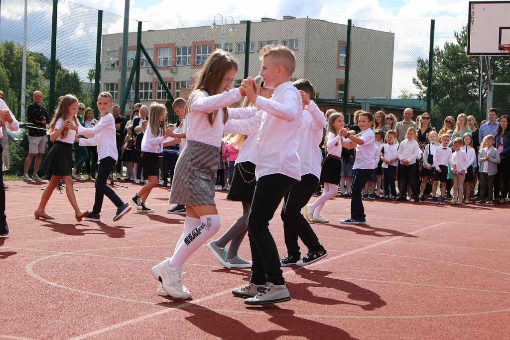Rozpoczęcie roku szkolnego w SP 5 [01.09.2022] - zdjęcie #5 - eOstroleka.pl