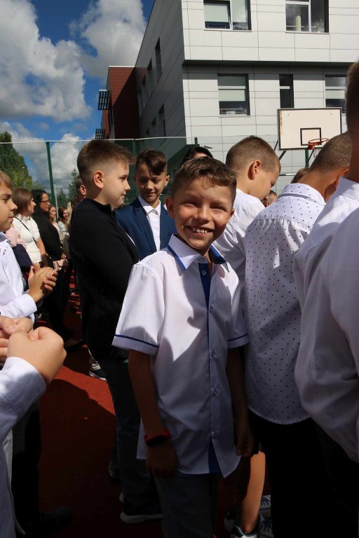 Rozpoczęcie roku szkolnego w SP 5 [01.09.2022] - zdjęcie #1 - eOstroleka.pl