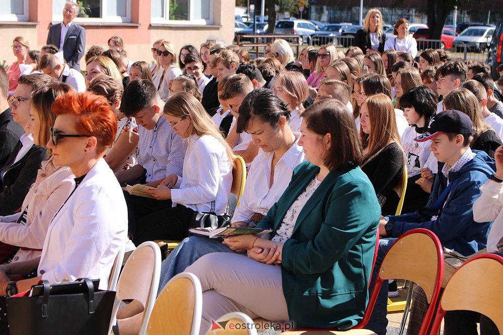 Narodowe Czytanie w Szkole Podstawowej nr 5 {02.09.2022] - zdjęcie #8 - eOstroleka.pl