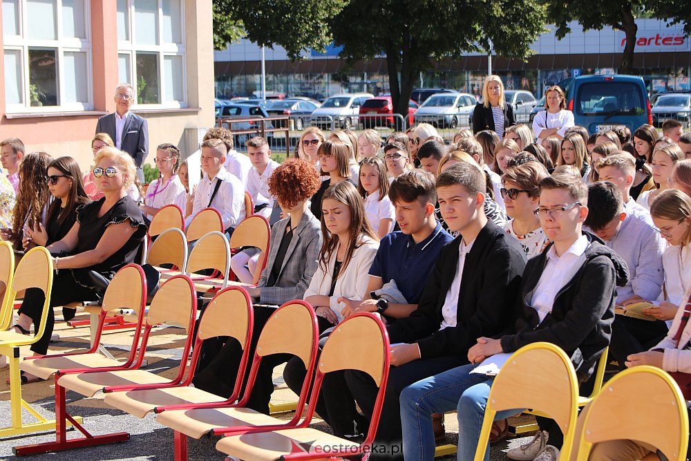 Narodowe Czytanie w Szkole Podstawowej nr 5 {02.09.2022] - zdjęcie #11 - eOstroleka.pl