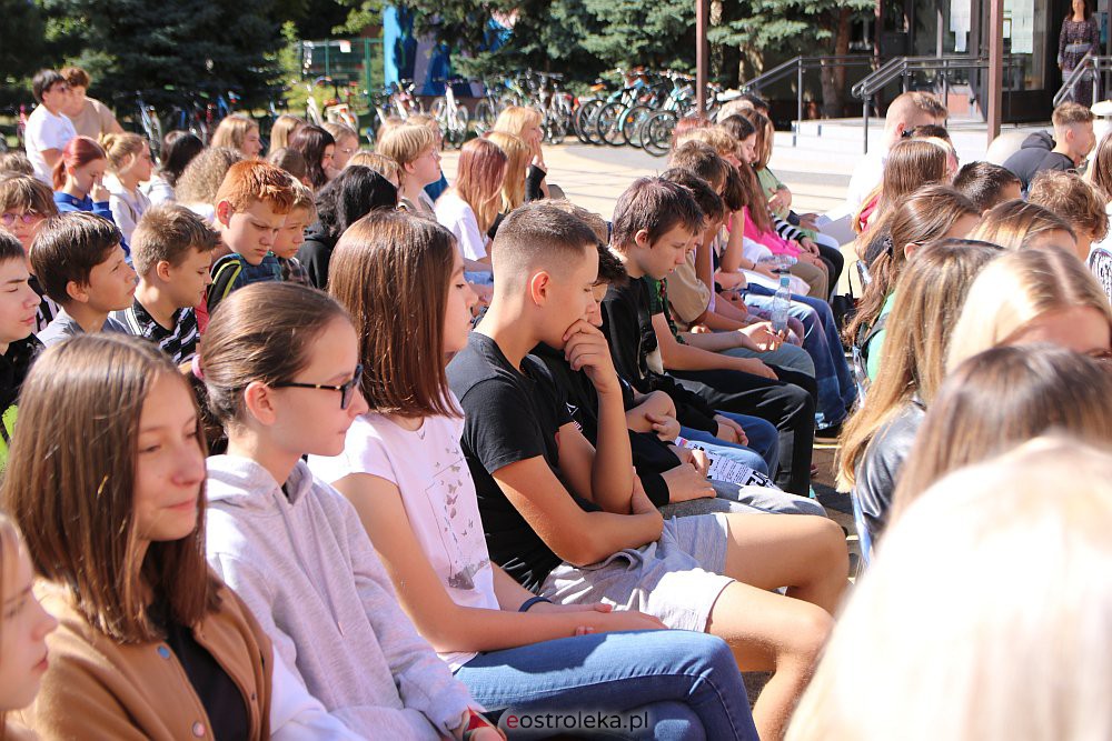 Narodowe Czytanie w Szkole Podstawowej nr 5 {02.09.2022] - zdjęcie #35 - eOstroleka.pl