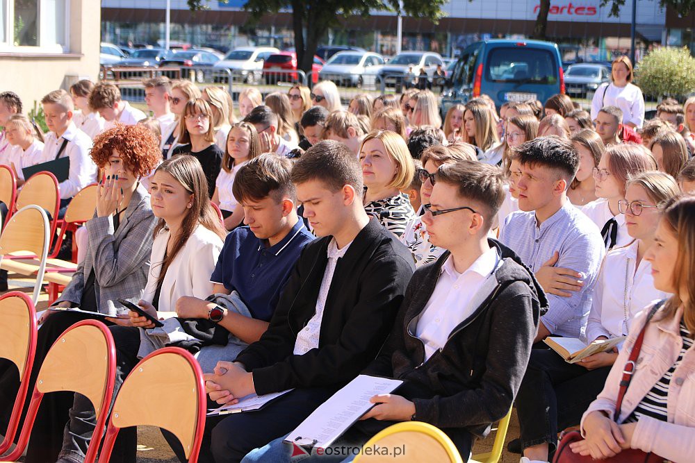 Narodowe Czytanie w Szkole Podstawowej nr 5 {02.09.2022] - zdjęcie #15 - eOstroleka.pl