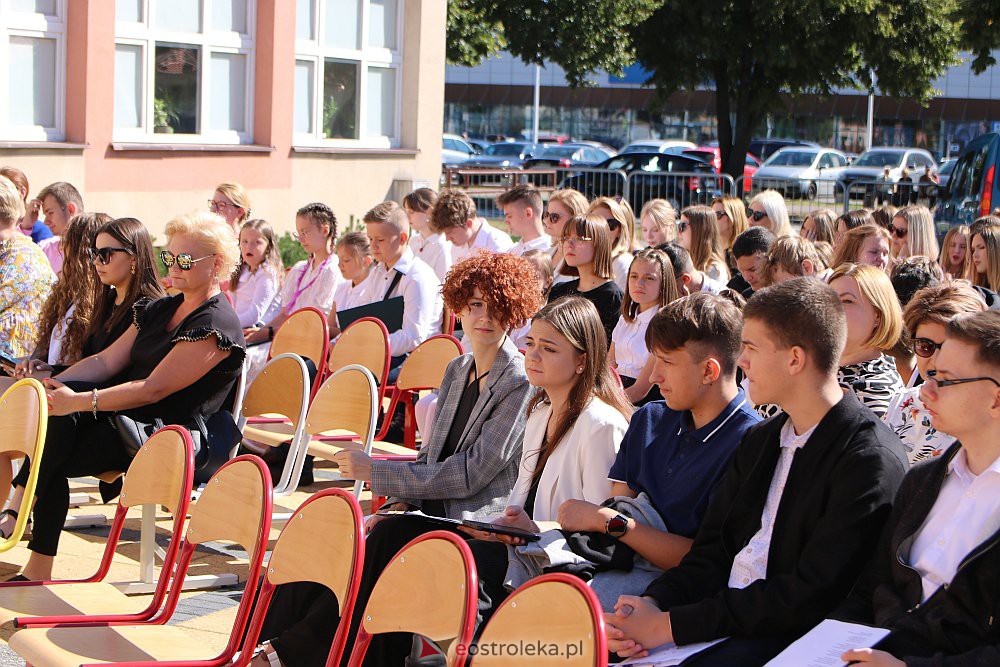 Narodowe Czytanie w Szkole Podstawowej nr 5 {02.09.2022] - zdjęcie #14 - eOstroleka.pl