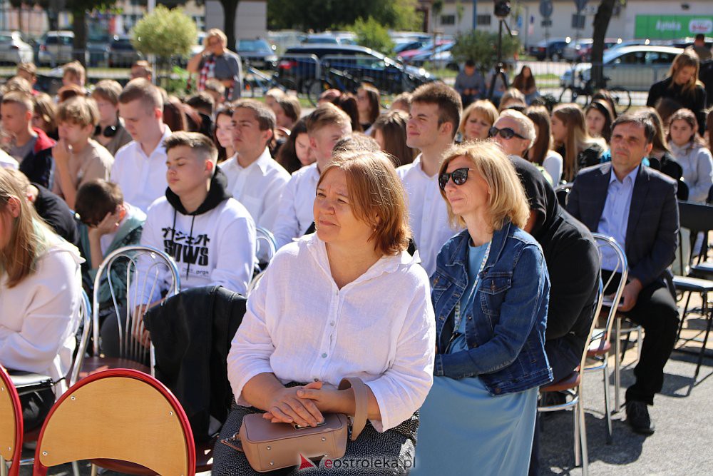 Narodowe Czytanie w Szkole Podstawowej nr 5 {02.09.2022] - zdjęcie #13 - eOstroleka.pl