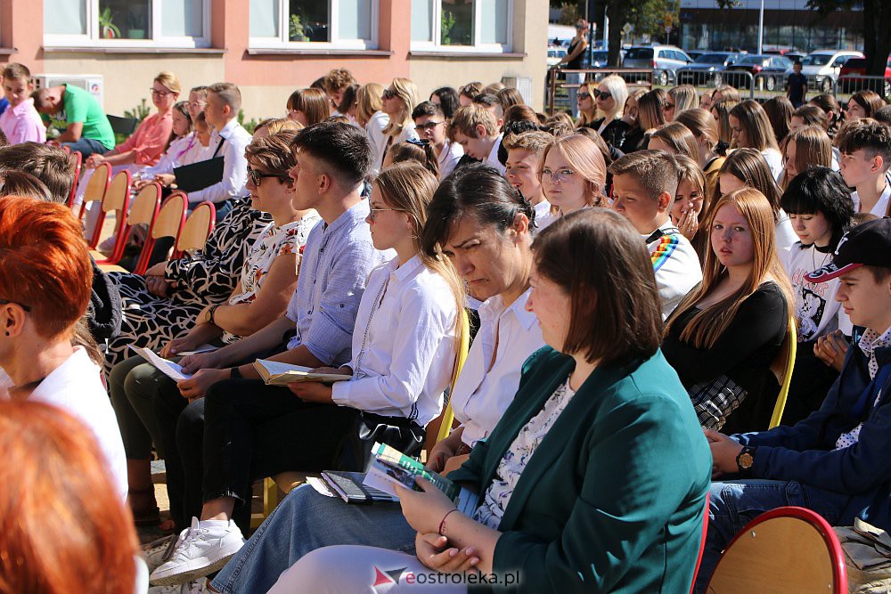 Narodowe Czytanie w Szkole Podstawowej nr 5 {02.09.2022] - zdjęcie #11 - eOstroleka.pl