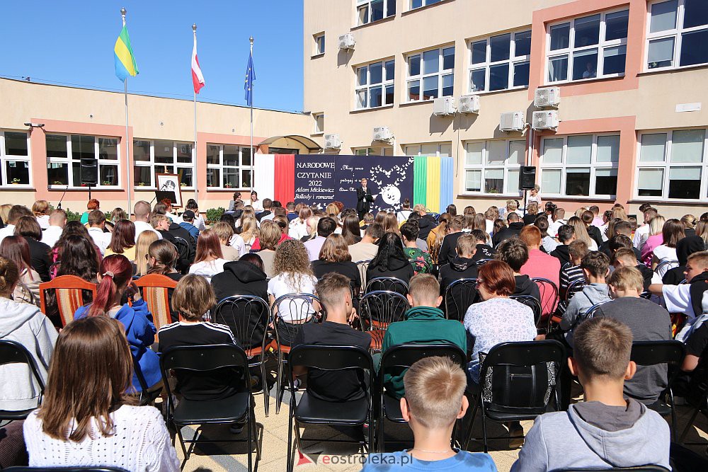 Narodowe Czytanie w Szkole Podstawowej nr 5 {02.09.2022] - zdjęcie #8 - eOstroleka.pl