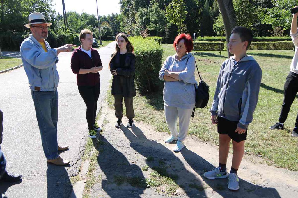 Sprzątanie parku na osiedlu Wojciechowice [03.09.2022] - zdjęcie #21 - eOstroleka.pl