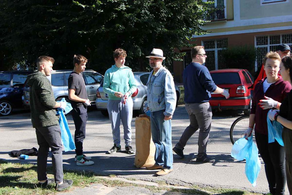 Sprzątanie parku na osiedlu Wojciechowice [03.09.2022] - zdjęcie #7 - eOstroleka.pl