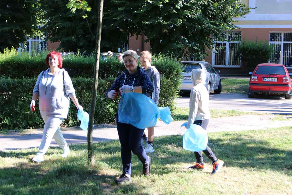 Sprzątanie parku na osiedlu Wojciechowice [03.09.2022] - zdjęcie #26 - eOstroleka.pl