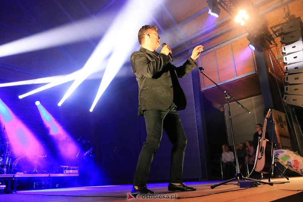 Zenek Martyniuk gwiazdą Niedzieli Kadzidlańskiej. Pod sceną tłumy i prawdziwe szaleństwo [04.09.2022] - zdjęcie #38 - eOstroleka.pl