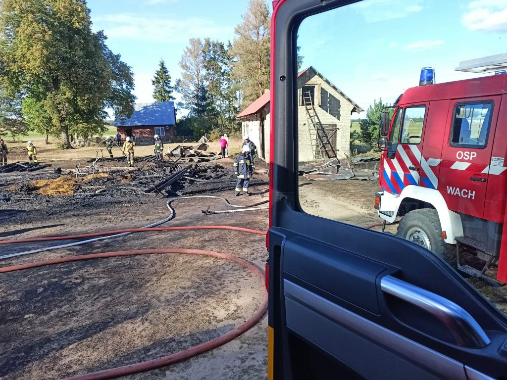 Duży pożar w Czarni pod Kadzidłem. Z ogniem walczyło osiem jednostek strażackich [05.09.2022] - zdjęcie #5 - eOstroleka.pl