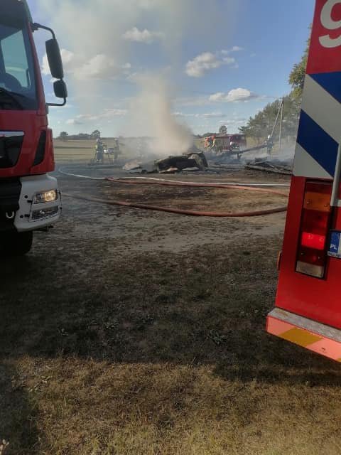 Duży pożar w Czarni pod Kadzidłem. Z ogniem walczyło osiem jednostek strażackich [05.09.2022] - zdjęcie #2 - eOstroleka.pl