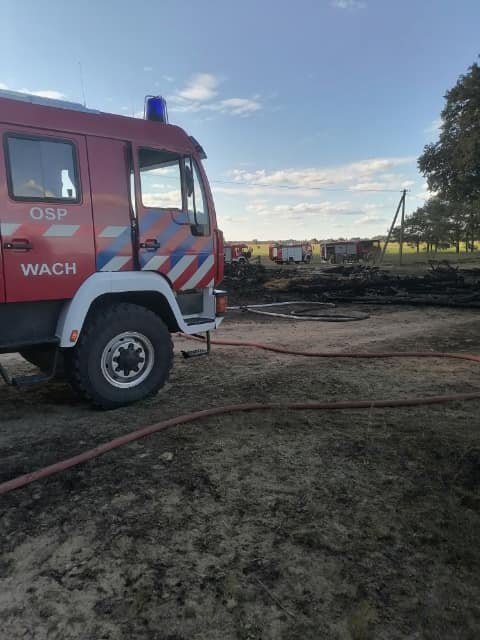 Duży pożar w Czarni pod Kadzidłem. Z ogniem walczyło osiem jednostek strażackich [05.09.2022] - zdjęcie #3 - eOstroleka.pl