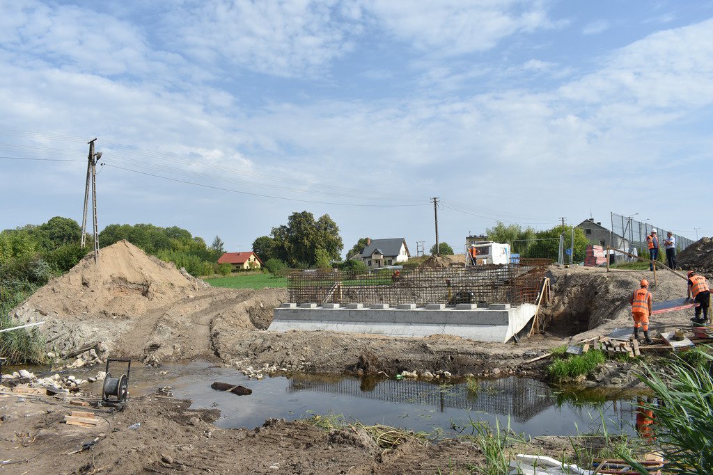 Trwa rozbudowa mostu na Orzu [08.09.2022] - zdjęcie #1 - eOstroleka.pl