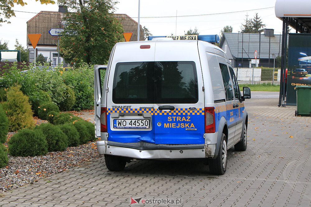 Kraksa z udziałem radiowozu Straży Miejskiej [19.09.2022] - zdjęcie #2 - eOstroleka.pl